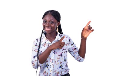 Kameraya gülümseyen genç ve güzel bir kadının portresi..