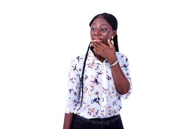 Güzel bir genç kadının portresi. Eli çenesinde. Düşünürken yana bakıyor..