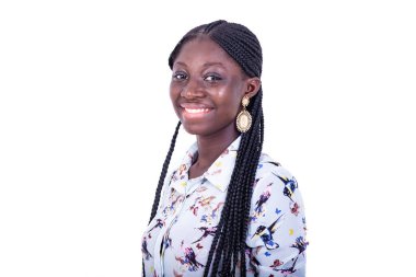 Gömlekli genç bir kadın izole edilmiş beyaz arka planda duruyor ve gülümseyen kameraya bakıyor..