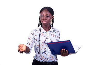 Elinde not defteri olan güzel, genç ve ciddi bir kadının portresi uzanıyor..