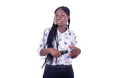 Siyah bir parfüm şişesi tutan güzel bir genç kadının portresi..