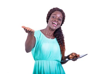 Dijital tablet tutan güzel bir genç kadının portresi ve diğer eliyle boş avuç içini gösteren gülümseme..