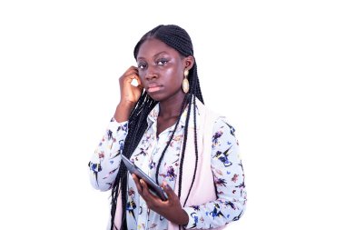 Kameraya bakarken elinde dijital tablet tutan güzel ve ciddi bir genç kadının portresi..