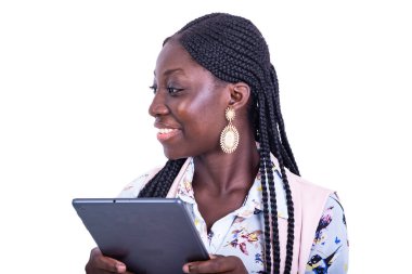 Dijital tablet tutan ve gülümseyen güzel bir kadının portresi..