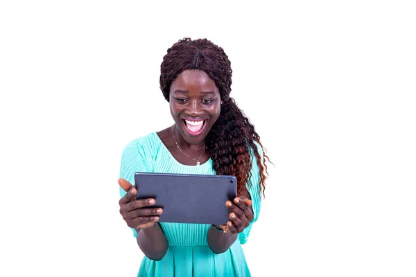 Портрет Красивой Счастливой Молодой Женщины Смотрящей Экран Цифрового Планшета Время — стоковое фото
