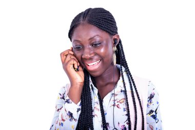 Gülümserken cep telefonuyla konuşan güzel bir genç kadının portresi.