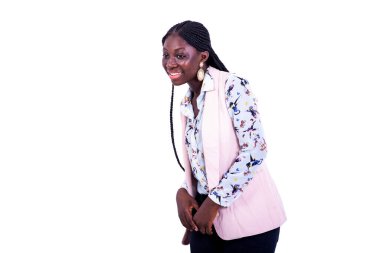 Beyaz arka planda duran ceketli genç ve güzel bir iş kadını gülümseyen bir şeye bakıyordu..