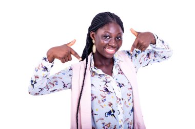 Beyaz arka planda duran, telefon konuşması yapan ve gülümseyen kameraya bakan güzel, genç bir iş kadını..