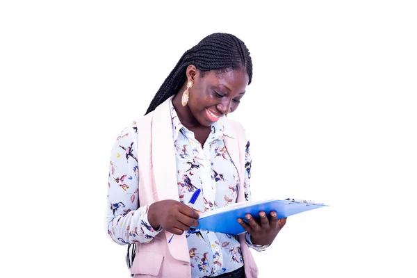 Retrato Una Hermosa Joven Estudiante Leyendo Documento Portapapeles Mientras Sonríe — Foto de Stock
