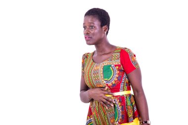 Güzel, meraklı bir kadının portresi. Geleneksel peştamal takıyor, yan bakıyor..