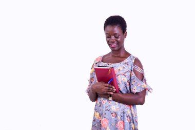 Gülümserken elinde kitap tutan güzel bir kız öğrencinin portresi..