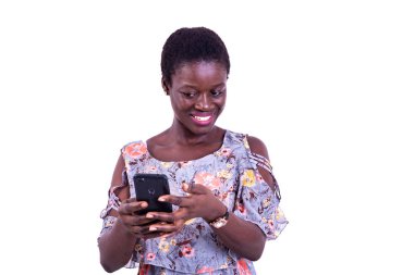 Güzel bir genç kadının portresi gülümserken cep telefonuyla video görüşmesi yapıyor..