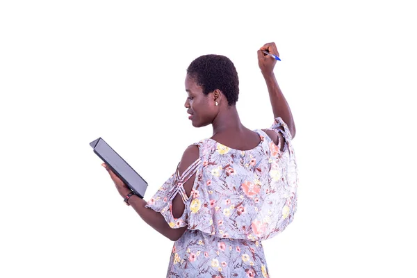 Retrato Jovem Professor Usando Tablet Digital Escrito Quadro Branco — Fotografia de Stock