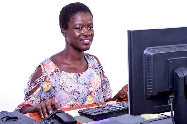 Retrato Uma Bela Jovem Mulher Negócios Séria Trabalhando Laptop Escritório — Fotografia de Stock
