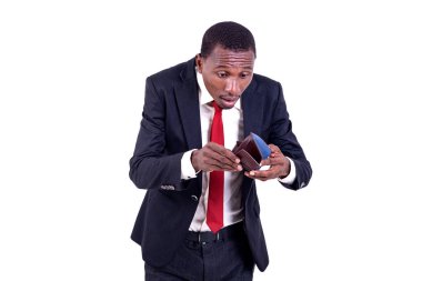 Beyaz arka planda duran takım elbiseli bir işadamı cüzdana bakıp şaşırıyor..