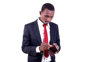 Beyaz arka planda duran takım elbiseli bir iş adamı bir cüzdanın banknotlarından dışarı çıkıyor..