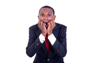 Beyaz arka planda duran ceketli bir işadamı komik surat yapıyor..