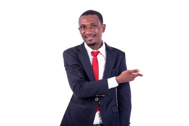 Beyaz arka planda duran ceketli bir işadamı kameraya bakıp gülümsüyor..