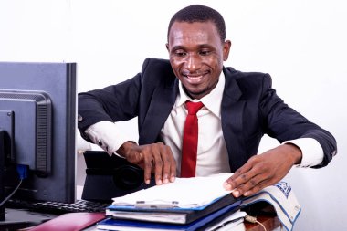 Yakışıklı yetişkin işadamı, ofisteki panoya gülümserken bakıyor..