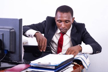 Yakışıklı yetişkin işadamı, ofisteki panoya gülümserken bakıyor..