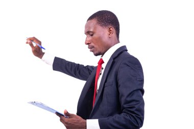 Beyaz arka planda duran ceketli bir işadamı projesini sunar..