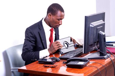 yakışıklı yetişkin işadamı ofiste dijital cihaza bakıyor..