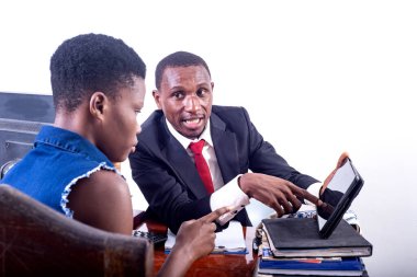 İşadamı, ofisteki sekreterine bir mesaj göstermek için ekranı işaret ediyor..