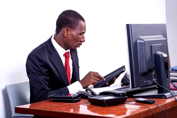 Красивый Серьезный Взрослый Бизнесмен Работающий Цифровым Планшетом Офисе — стоковое фото