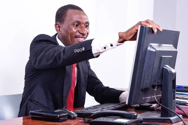 Guapo Adulto Hombre Negocios Trabajando Ordenador Portátil Oficina Mientras Sonríe —  Fotos de Stock