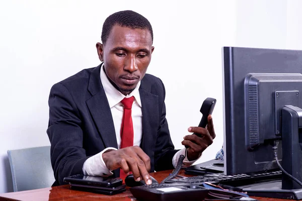 Guapo Serio Adulto Hombre Negocios Número Marcación Teléfono Móvil Oficina — Foto de Stock