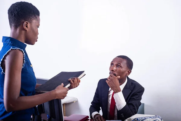 Ciddi Bir Adamı Sekreteriyle Ofiste Sohbet Ediyor — Stok fotoğraf