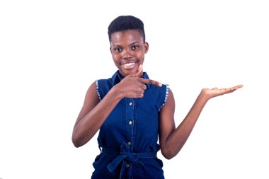 Kameraya gülümserken boş avucunu gösteren güzel bir genç kızın portresi..