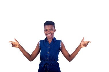 Kameraya gülümseyen güzel bir kızın portresi..