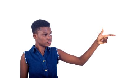 Beyaz arka planda izole edilmiş güzel bir genç kızın portresi..