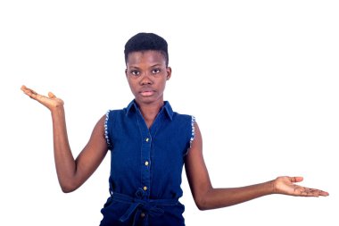 Güzel, kendine güvenen genç bir kadının portresi avuçlarında boş bir alan gösteriyor kameraya bakarken..