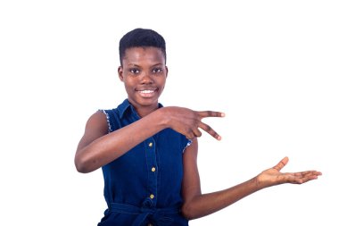 Güzel, genç bir kadının portresi. İki parmağını ve boş avuçlarını gösteriyor. Gülümsüyor..