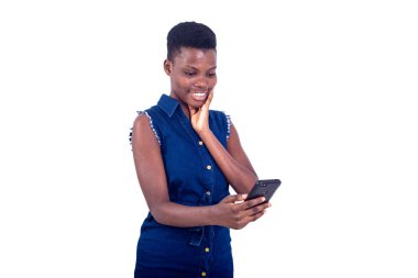 Güzel bir genç kadının portresi gülümserken cep telefonuyla video görüşmesi yapıyor..