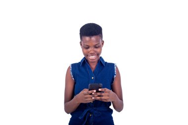 Güzel mutlu genç bir kadının portresi cep telefonu kullanarak mesaj yazarken sohbet ediyor..