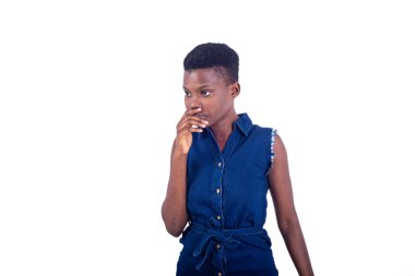 Güzel bir genç kadının portresi. Beyaz arka planda izole bir şekilde duruyor. Elleri ağızda bir yana bakıyor..