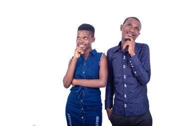 Birbirine aşık genç ve güzel bir çiftin portresi. Kollarını kavuşturup, ellerini çenelerine koyup gülümsüyorlar..