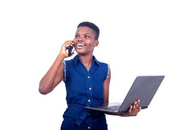 Gülümserken dizüstü bilgisayarla çalışan güzel bir genç kadının portresi..