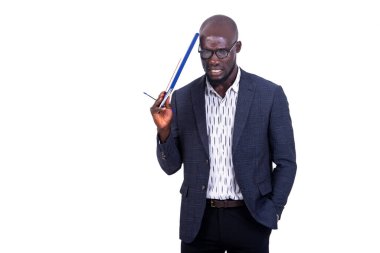 Beyaz bir arka planda duran ceketli genç bir işadamı, elinde bir belgeyle,.