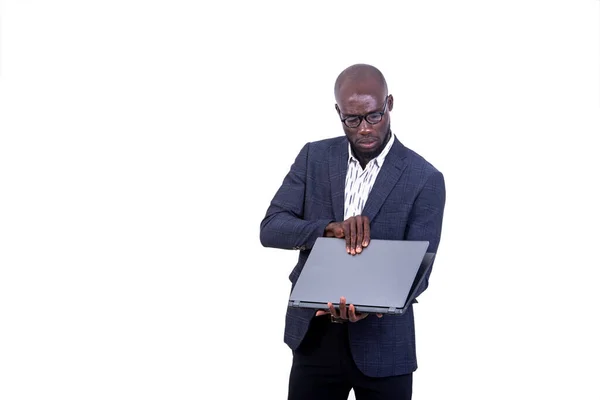 Młody Biznesmen Kurtce Stojący Białym Tle Otwierający Laptopa — Zdjęcie stockowe