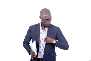 Yakışıklı, yetişkin bir iş adamının portresi. Gözlük takıyor, panosu var..