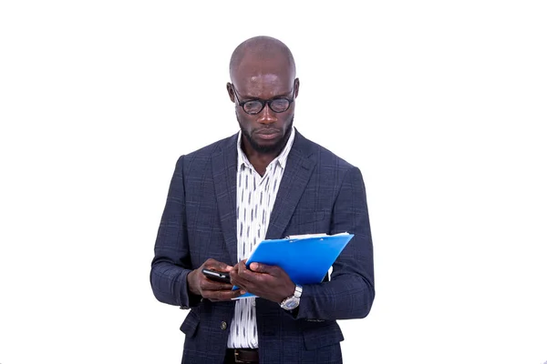 Retrato Hombre Negocios Adulto Serio Guapo Leyendo Documento Portapapeles —  Fotos de Stock