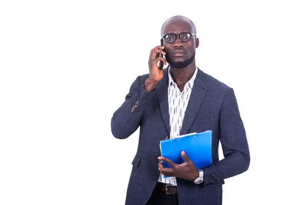 Portret Przystojnego Dorosłego Biznesmena Trzymającego Schowek Rozmawiającego Przez Telefon Komórkowy — Zdjęcie stockowe