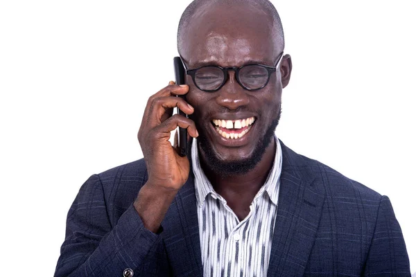Gözlüklü Gülümseyen Cep Telefonuyla Konuşan Yakışıklı Bir Adamının Portresi — Stok fotoğraf