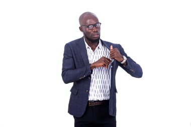 Takım elbisesinin cebinden bir şey alan yakışıklı, ciddi bir iş adamının portresi..