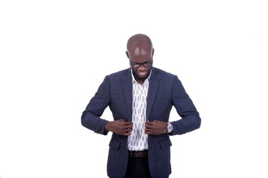 Yakışıklı bir iş adamının portresi ayakta ve gülümserken elbisesini düzeltiyor..