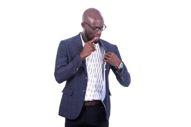 Dudakları parmaklarla düşünen yakışıklı bir iş adamının portresi. beyaz arkaplanda izole.